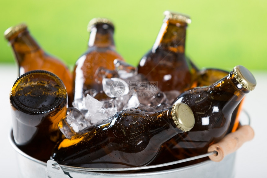 冰冻的冷新鲜啤酒瓶棕色的饮料立方体图片