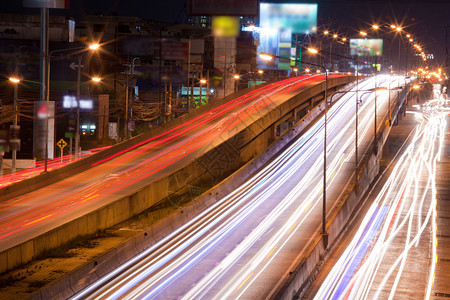 运动车辆泰国曼谷的夜间交通灯泰国曼谷移动图片