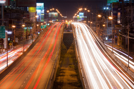 泰国曼谷的夜间交通灯泰国曼谷市中心黑暗的暮图片