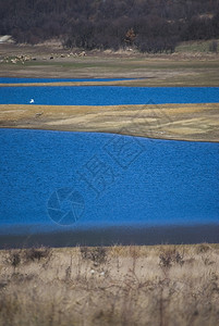 令人惊叹的蓝湖冬季风景山镜子美丽的图片