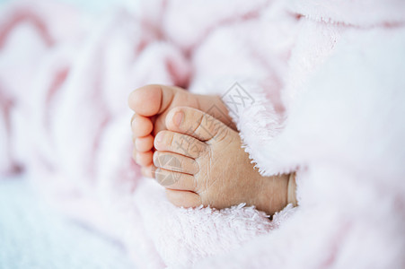 身体男生关心白毯子上新生婴儿脚图片