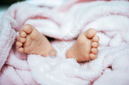 干净的美丽后代白毯子上新生婴儿脚图片