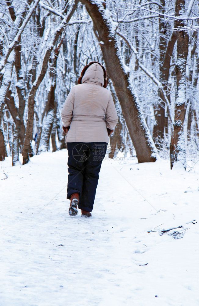 路雪花一个女人独自在冬季公园户外露天离开景观图片