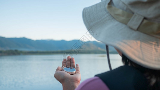 黄石市磁湖女士保持磁的活动冒险背景指南针方向发现设备探索险家女查找森林gps手帽子徒步旅行者远足举旅程湖休闲生活方式位置寻找丢失磁山自然导背景