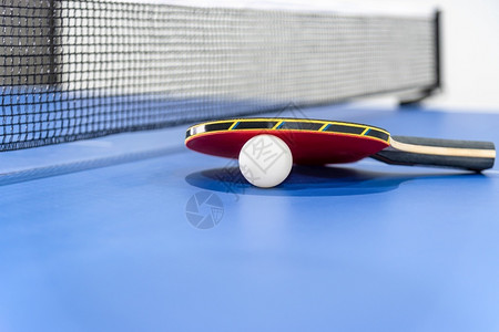 冠军黑色的室内餐桌网球是室内体育竞赛设备为概念背景开展运动和杯式红桌网球白和盘式和彩型和式背景图片