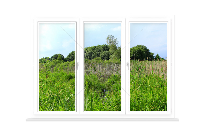 爬坡道草地窗户在白色背景中孤立的窗口框后自然与白色背景隔离的窗口绝以观察夏季实地情况FanoramaPanorama从窗口到夏季图片