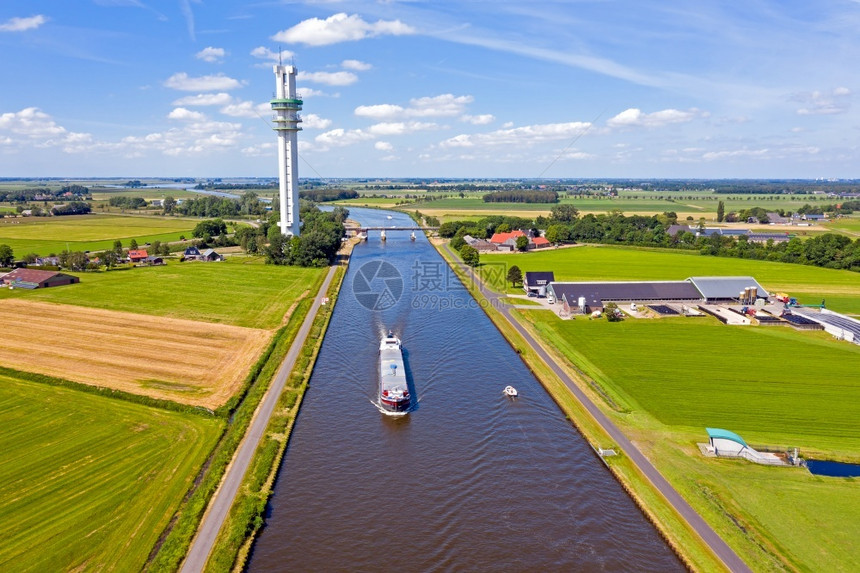 航运旅游商业的荷兰莱默附近玛格丽特公主运河上一艘货船的航空运机图片