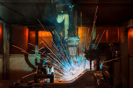 安全控制生产工业机器人在厂焊接图片
