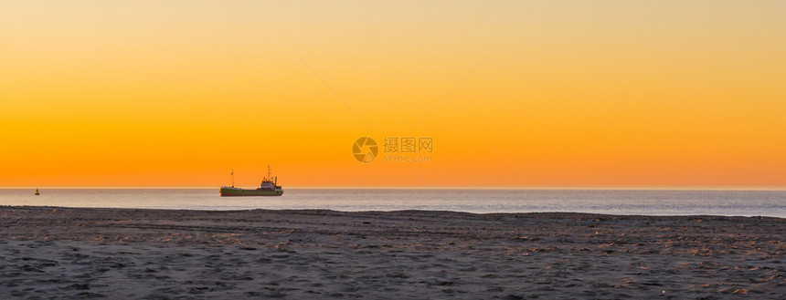 季节日落多彩橙色天空自然和运输背景时在海上航行的船舶景效果图片