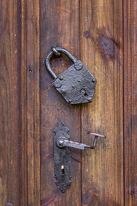 私人的垃圾摇滚门把手和木制上的金属老旧挂锁真实的复古风格关闭垂直的图片