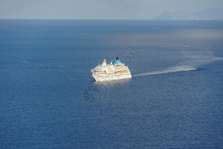 帆希腊圣托里尼岛附近海域的美景观巡航船血管图片