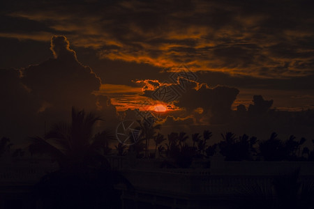 明亮的冲浪加勒比海滩日落的景象加勒比海滩日落之景风图片