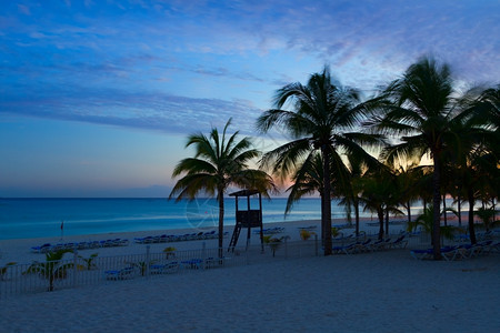 加勒比海滩日落的景象图片