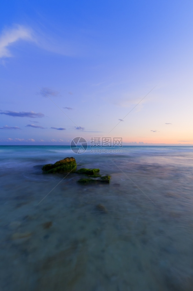 浪潮树美国人加勒比海滩日落的景象加勒比海滩日落之景图片