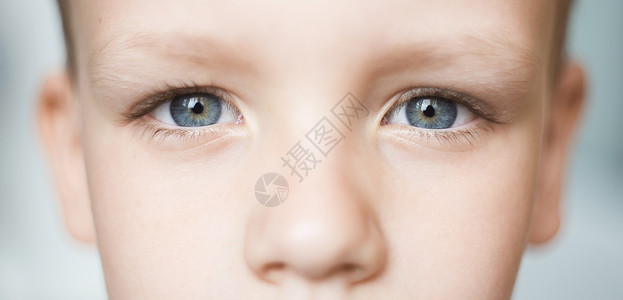 干净的美丽灰色眼睛张着小孩子眼的宏观镜头图像美艳的灰色眼睛可爱伤心图片