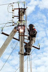 安全传送电动连接焊杆输电线上的地面环状金属部件焊接登山者图片