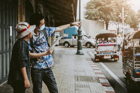亚洲旅行者使用指南度假计划日和旅行概念的游者年轻的时尚包图片
