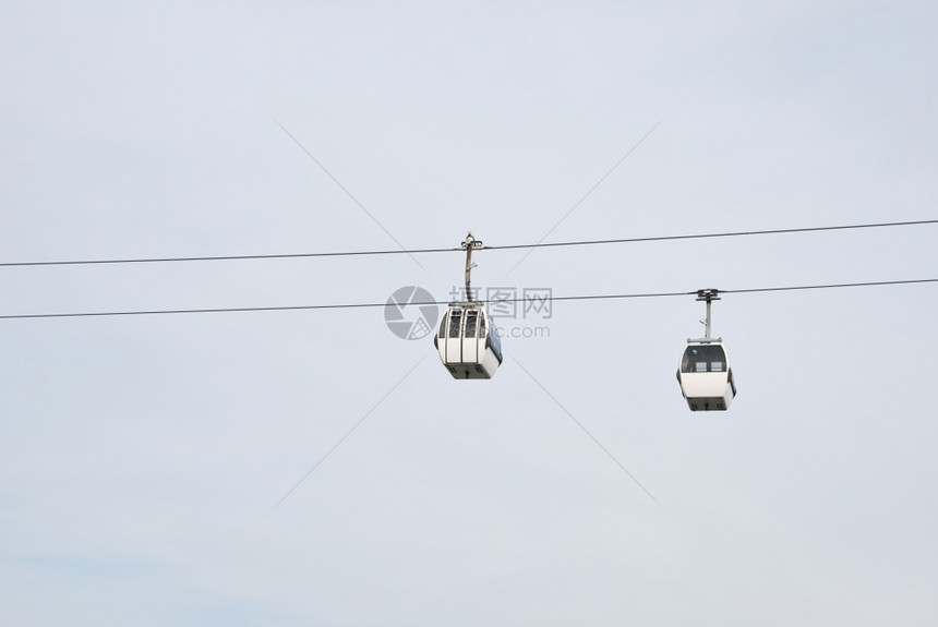 葡萄牙里斯本公园的两辆现代缆车顶峰旅行天空图片