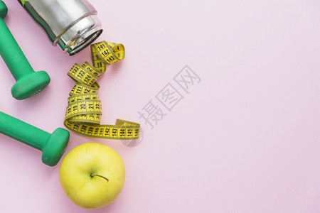 空白的卫生保健活苹果粉红背景水瓶装胶带苹果粉色背景图片