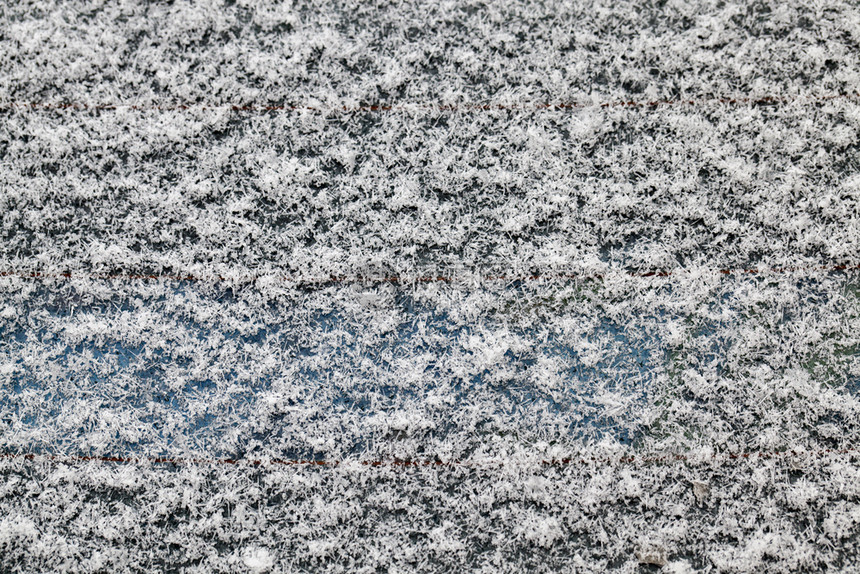 脱皮车身被白雪覆盖的汽车后窗玻璃上有白色雪自然装饰品图片