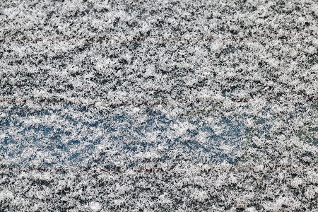 脱皮车身被白雪覆盖的汽车后窗玻璃上有白色雪自然装饰品图片