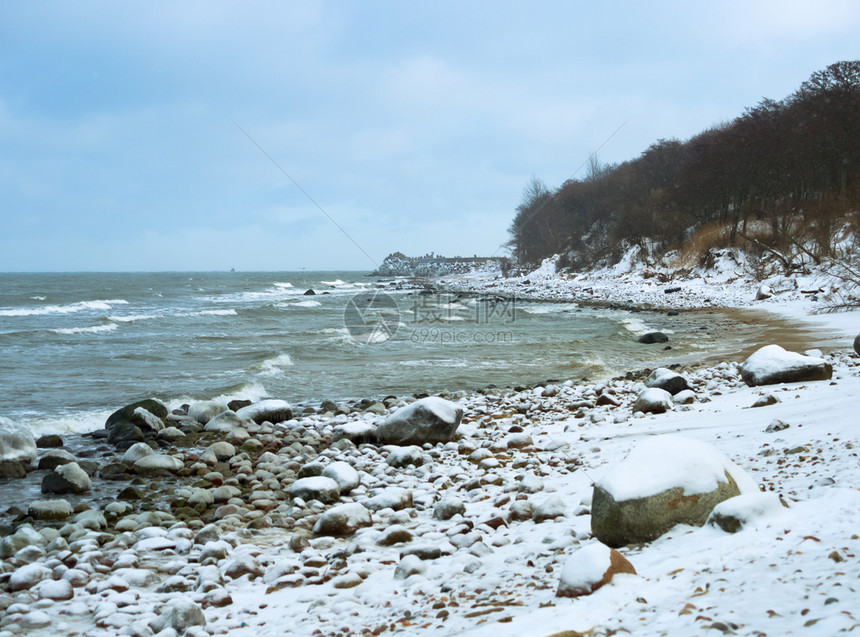 海洋冬季风景雪覆盖海边的岸景观洋冬季风景寒冷的北冰图片