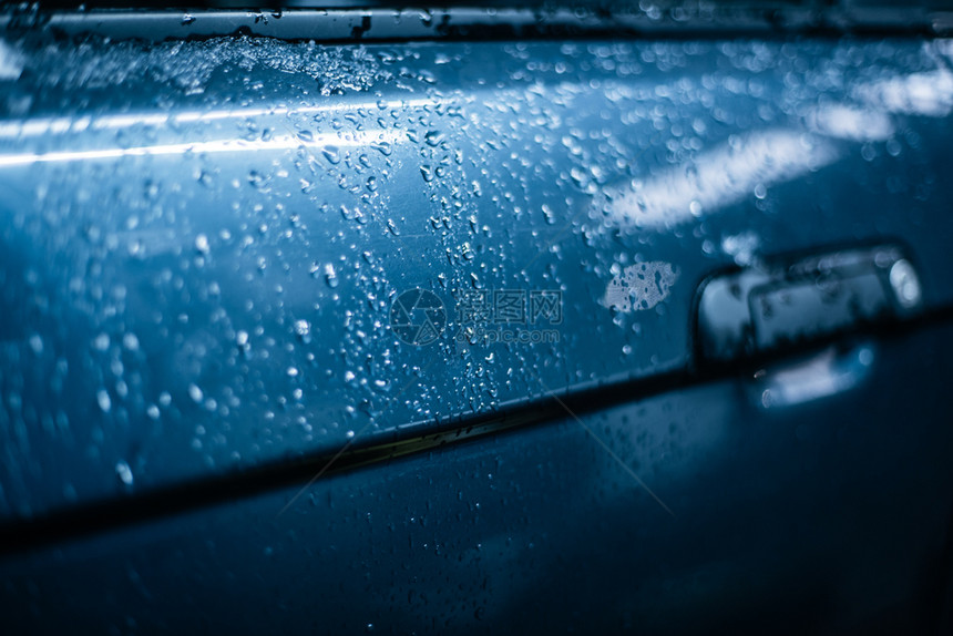 飞沫闪亮的蓝色车面上冷的水滴落于寒冷蓝色汽车表面降低图片
