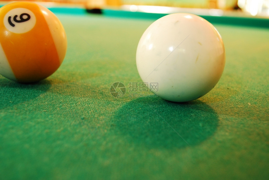 乐趣在绿色布局表板上关闭白Billiard球数字白色的图片