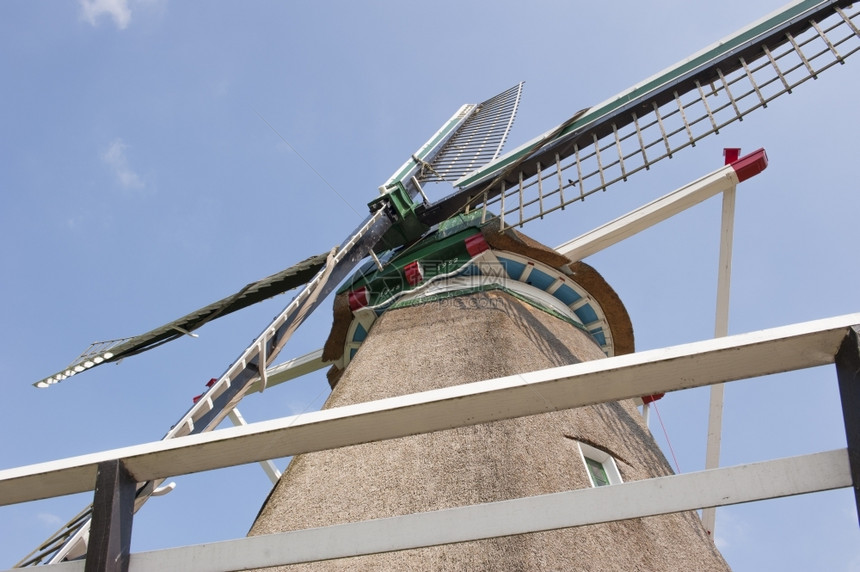稻草白色的荷兰传统从下到上传统拖管风车历史图片