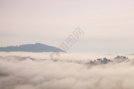 爬坡道北方黎明清晨有雾的山峰和森林在泰国北部清晨寒冷凉爽图片