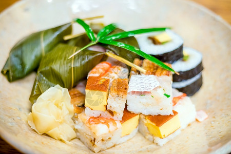 篮子传统的京都风格在一家日本餐馆的寿司掌握生图片