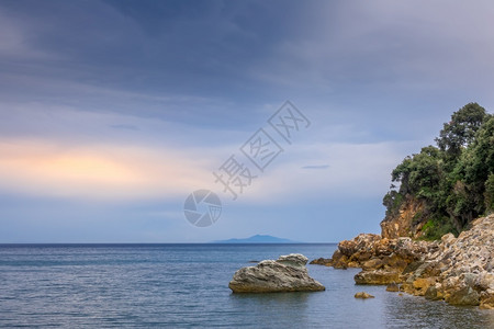 多岩石的风景优美日落狂野的岩石海滨静的夏天夜晚宁静的在白海边图片