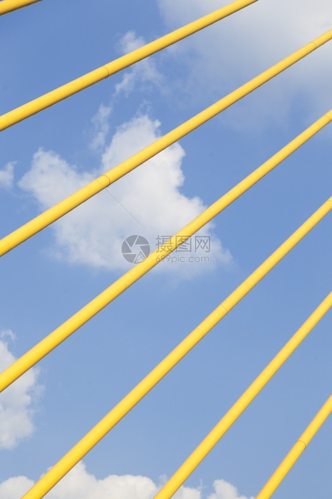 轨黄色的电线桥梁锚链黄色钢丝图片
