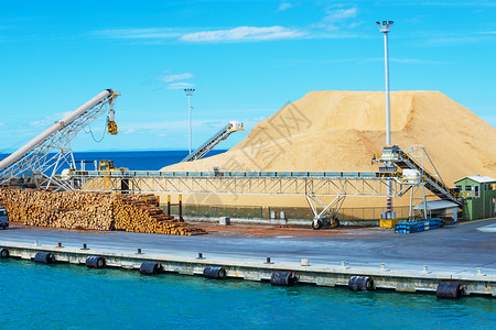 加载新的行业准备装货港口木材堆图片