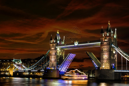 伦敦夜幕塔桥地标黄昏蓝色的图片