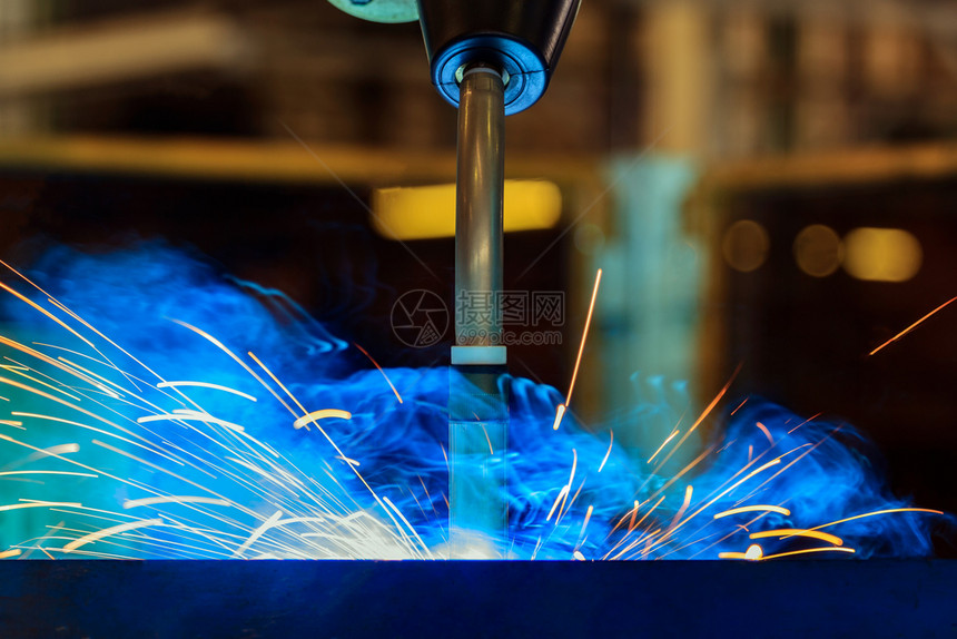 工匠气体金从厂的机器人焊接钢中照明图片