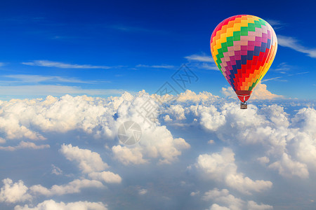 运输极端自由蓝色天空白云上的热气球图片