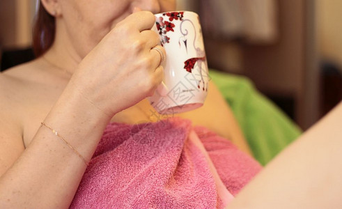 人们女士感的人在洗浴后用粉色毛巾白杯喝咖啡图片