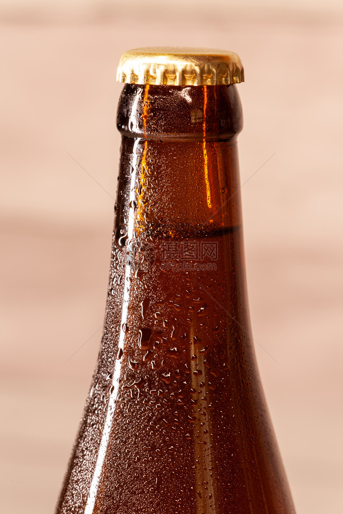 一瓶含胶囊的安柏啤酒庆祝豪饮凉爽的图片