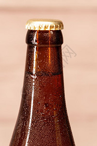 一瓶含胶囊的安柏啤酒目庆祝白色图片