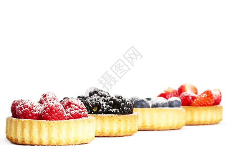 果蛋糕小吃荒野食物在白色的果前在莓糖面用茶布撒着甘蔗覆盖的草莓在白背景的野果面前用木盆撒着甘蔗覆盖的红莓背景