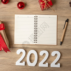 20年新有笔记本圣诞礼物和在木桌X马新年快乐目标决议列出开始战略和计划概念一月桌子小样背景图片
