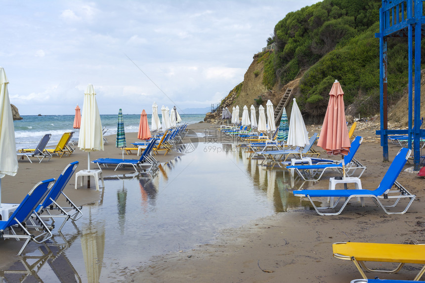 假期蓝色的雨伞希腊科孚岛的普拉苏迪海滩早上在希腊科孚岛的普拉苏迪海滩图片