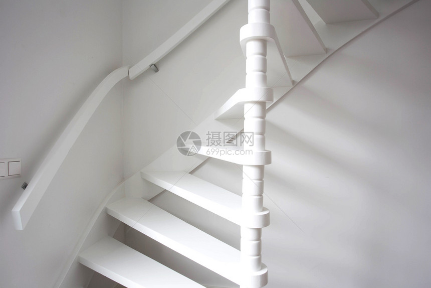 城市现代白色房间的楼梯白色墙壁的木楼梯现代白色房间的楼梯白色墙壁的木楼梯建造步图片