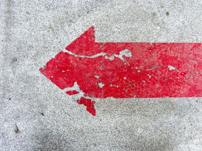路缘石户外速度巷道背景和纹理红箭牌石表面旧的破碎涂料红箭牌设计图片
