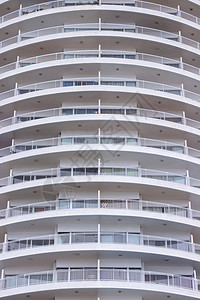 结构体屋建筑外部一个现代圆环和玻璃窗的白色阳台潘皮萨尔图片
