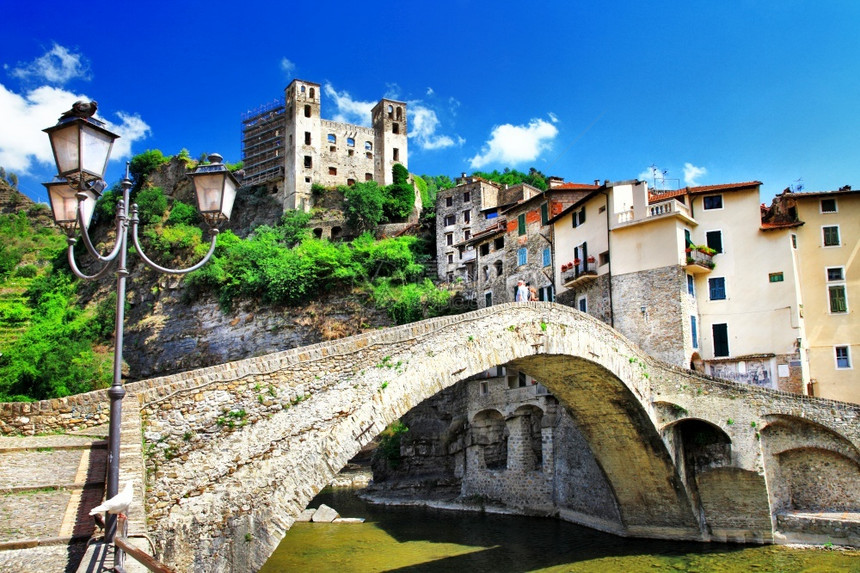 意大利语镇墙传统中世纪村borgoLiguria的Dolceacqua用旧桥看图片