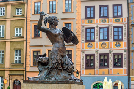 街道警笛华沙美人鱼雕塑这个美人鱼雕像是185年在波兰旧城市广场抛光图片