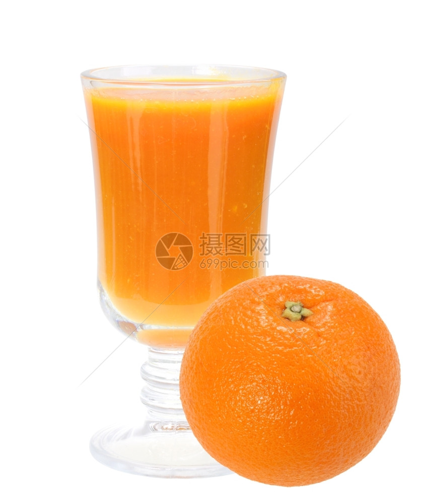 液体单玻璃有新鲜橙汁和全橘子果白底片面隔离的色近身摄影室垂直的寒冷图片
