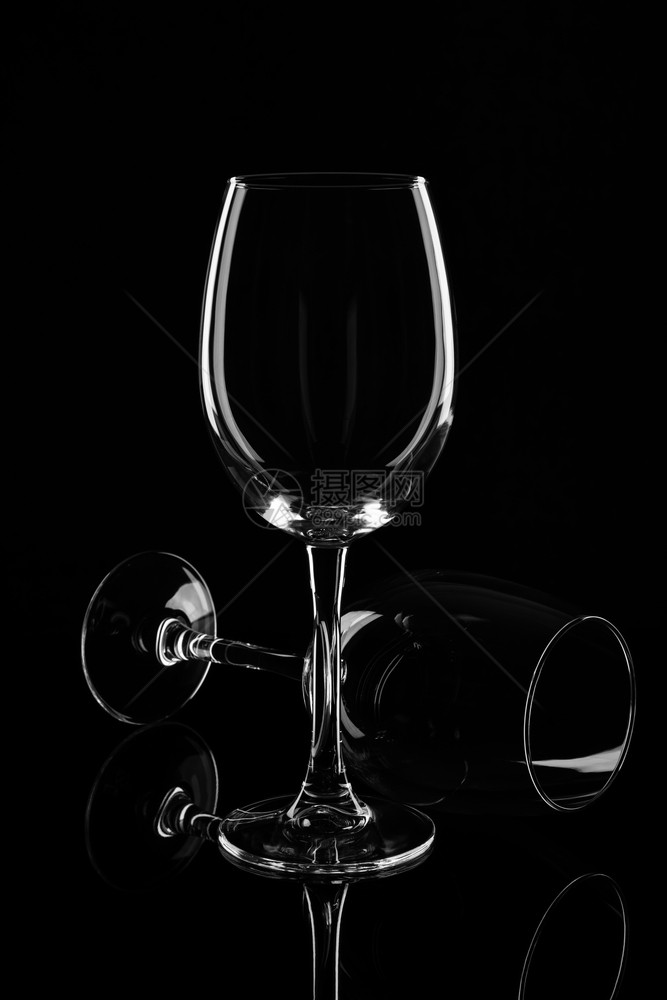 嘲笑黑色背景上隔离的空酒杯黑色背景上隔离的空酒杯晚餐黑色的图片